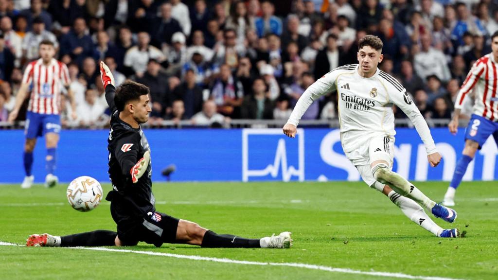 Valverde le marca a Musso, el portero del Atlético de Madrid.
