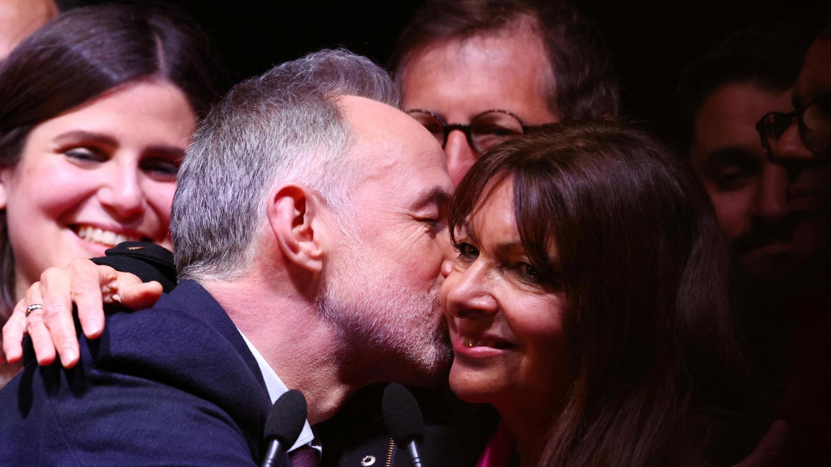 Emmanuel Grégoire, candidato a la Alcaldía de París, besa a Anne Hidalgo, la alcaldesa saliente, en París.