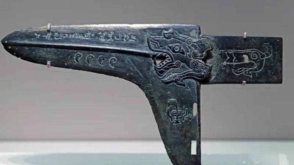 Hacha ceremonial encontrada.