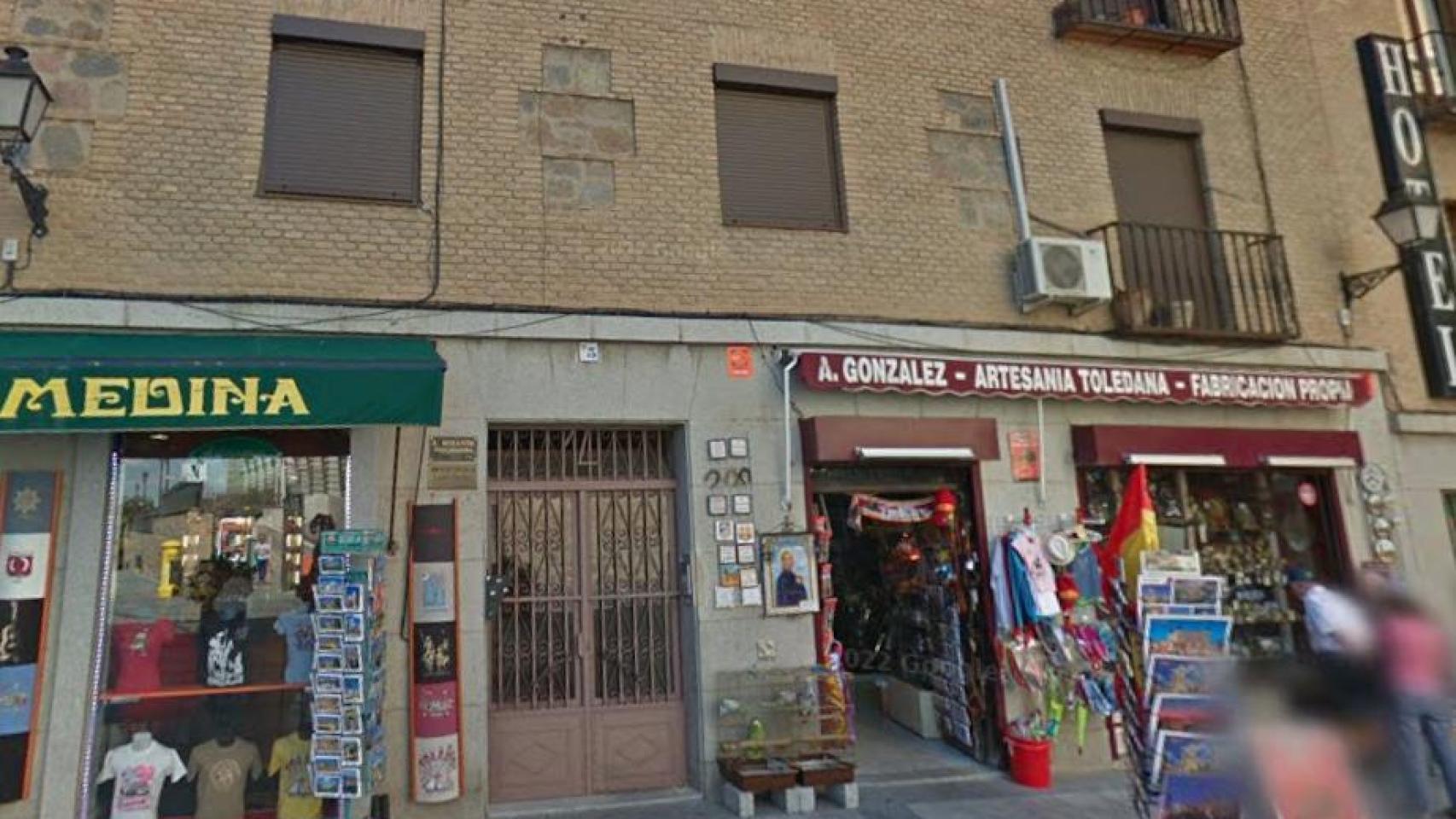 Imagen del portal en el que se sitúa los inmuebles a subastar.