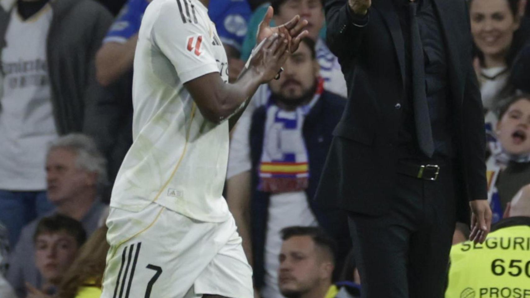 El pique entre Vinicius y Simeone durante el derbi madrileño