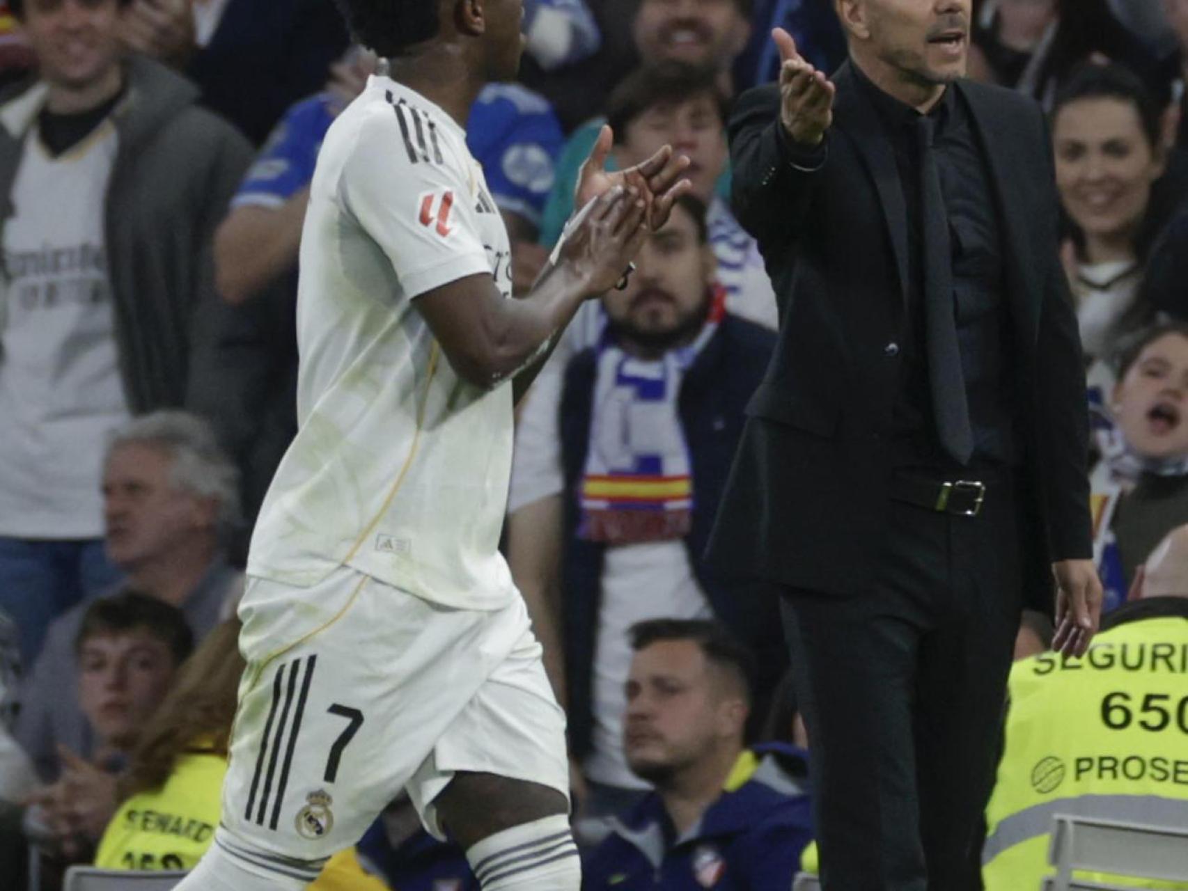 El pique entre Vinicius y Simeone durante el derbi madrileño