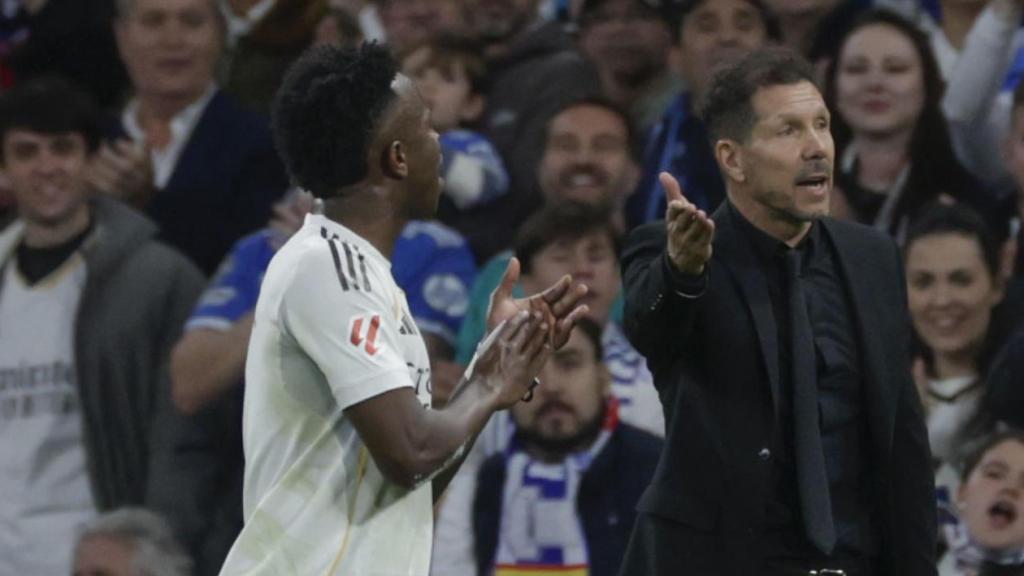 El pique entre Vinicius y Simeone durante el derbi madrileño
