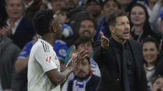 El choque entre Vinicius y Simeone durante el derbi madrileño