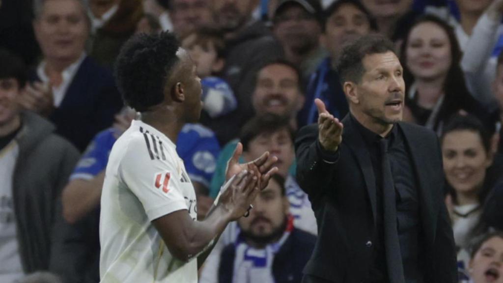El pique entre Vinicius y Simeone durante el derbi madrileño