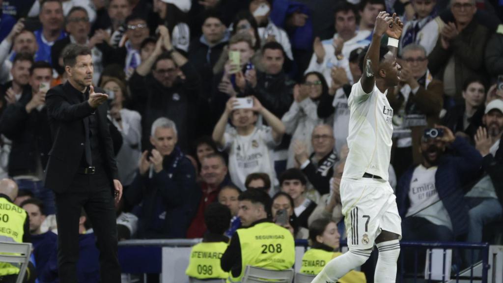 Simeone y Vinicius, durante su último enganchón en un derbi madrileño