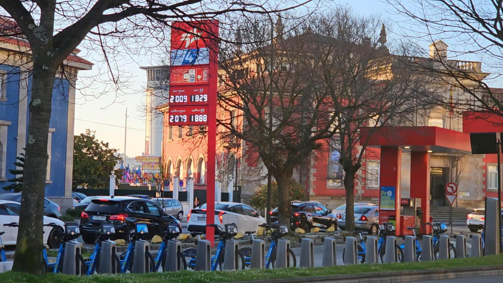 Gasolinera de la avenida do Porto de A Coruña este 23 de marzo de 2026.