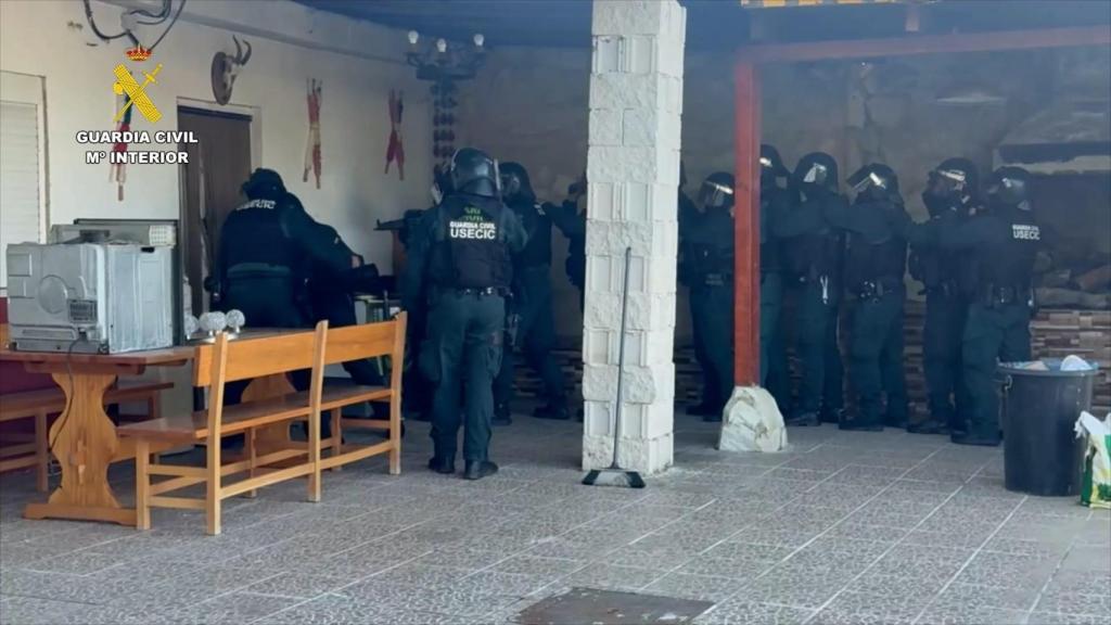Imagen de los agentes en la Operación Saturpa.