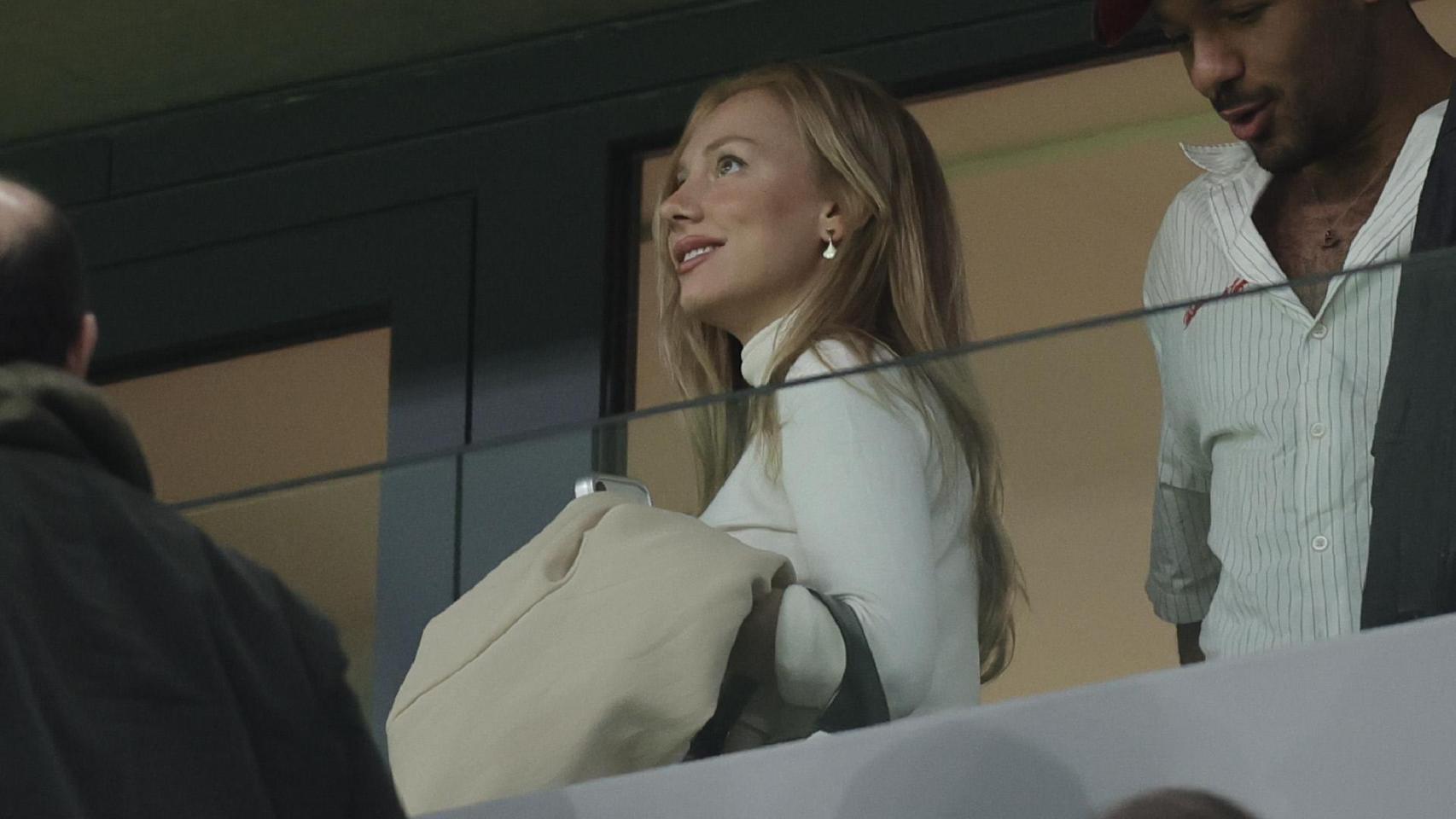 Ester Exposito en el palco del Real Madrid en el Estadio Santiago Bernabéu.