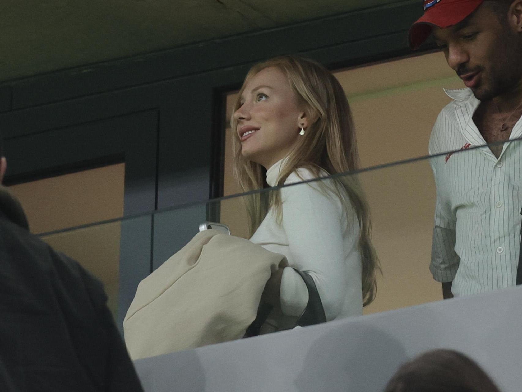 Ester Exposito en el palco del Real Madrid en el Estadio Santiago Bernabéu.