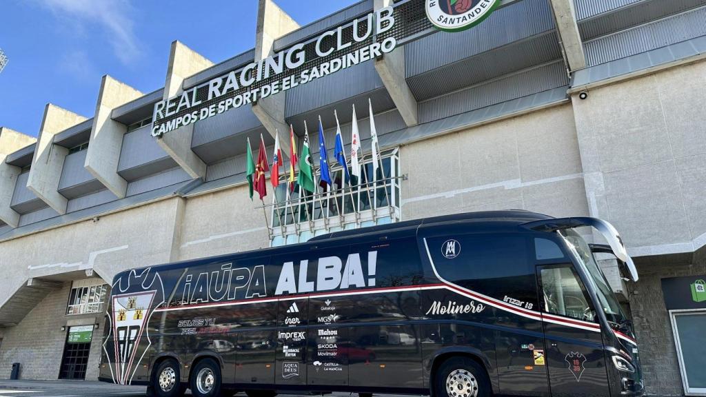 Autobús del Albacete Balompié a las puertas del estadio de El Sardinero en Santander.