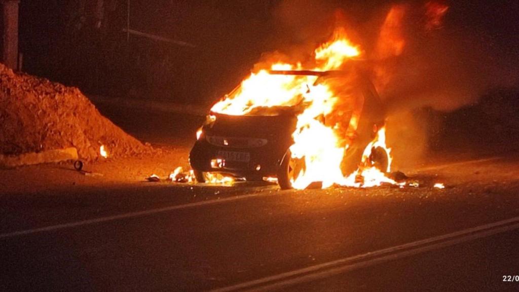 Logra salir de su coche antes de que las llamas lo calcinasen por completo en Sanxenxo (Pontevedra)
