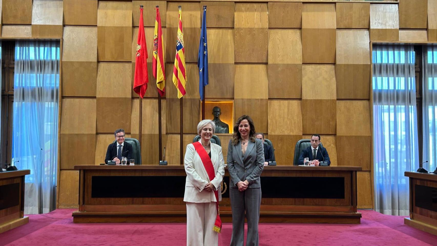 Marisa Gaspar, junto a la alcaldesa Natalia Chueca, en la toma de posesión.