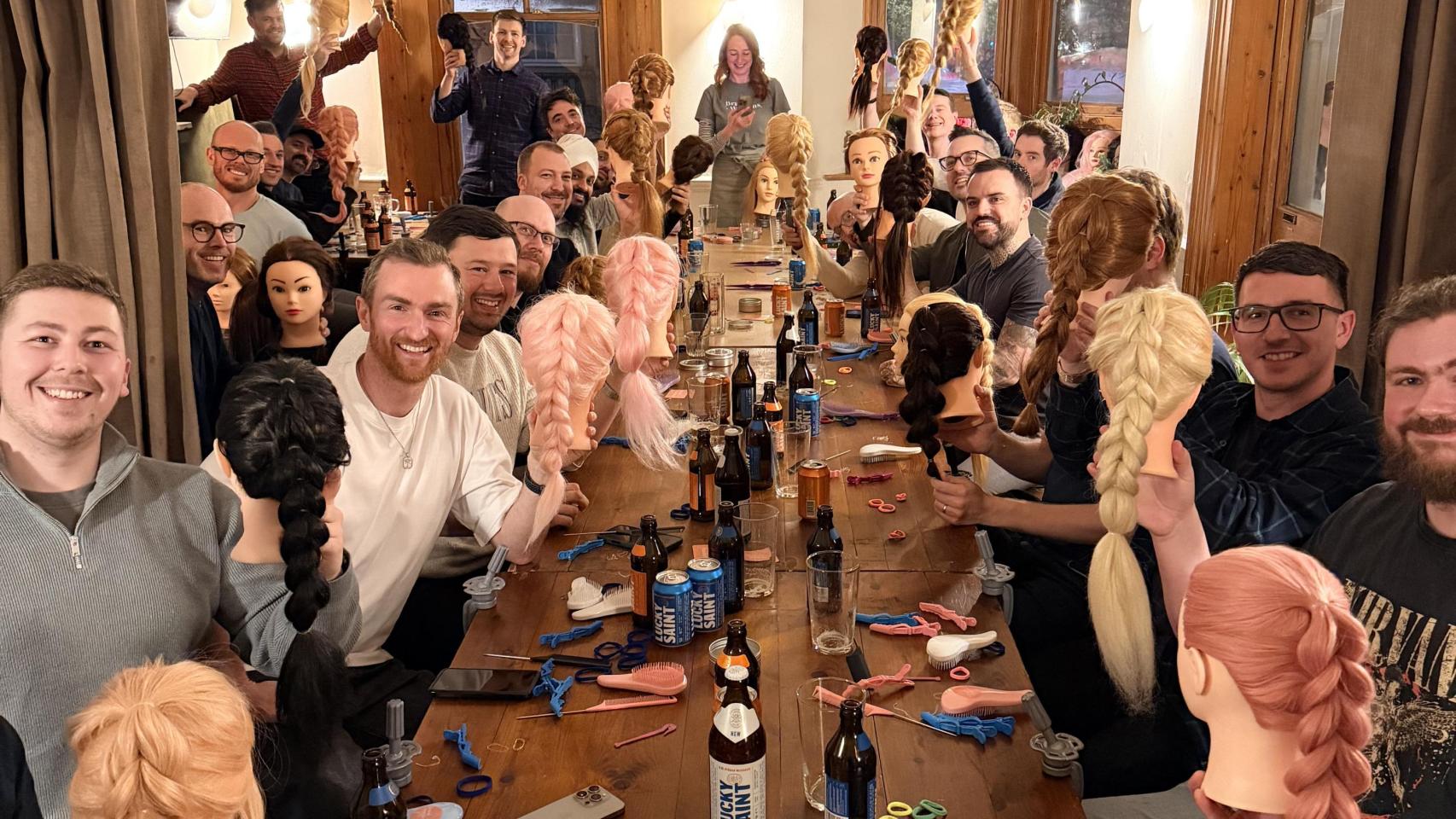El evento 'Pints & Ponytails' en The Lucky Saint pub en Londres.