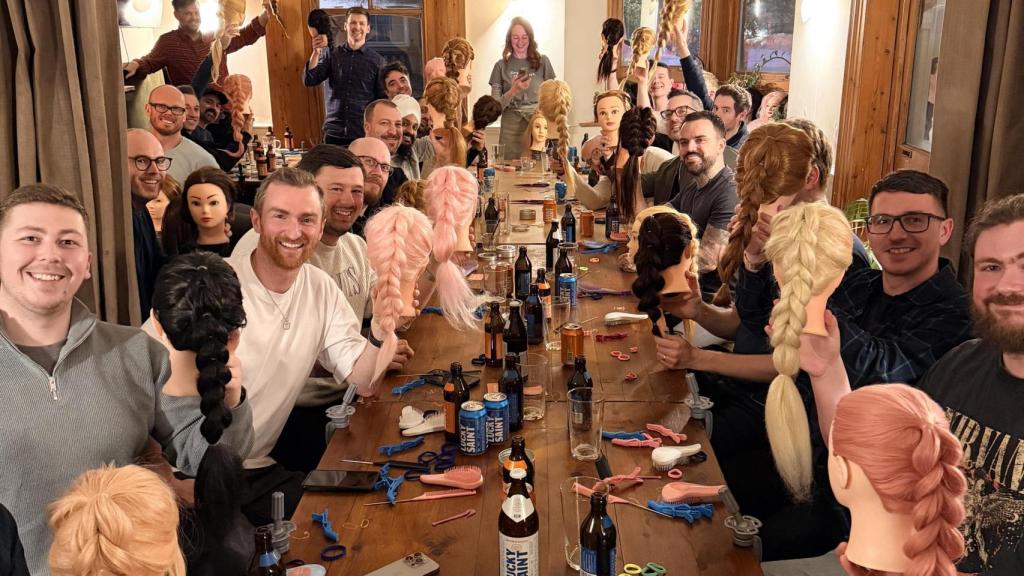 El evento 'Pints & Ponytails' en The Lucky Saint pub en Londres.