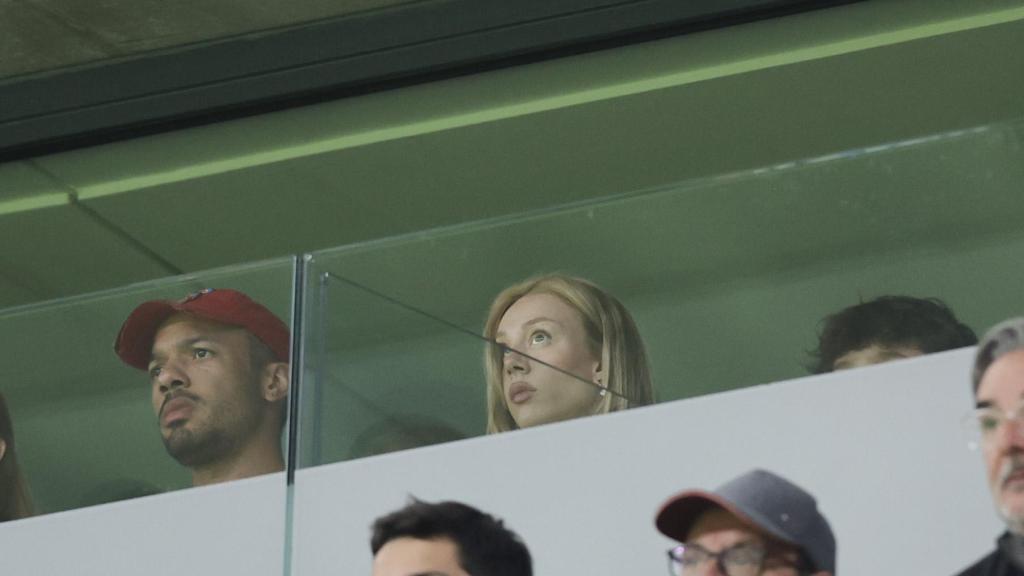 Ester Expósito y Sergio Momo en el palco del Bernabéu.