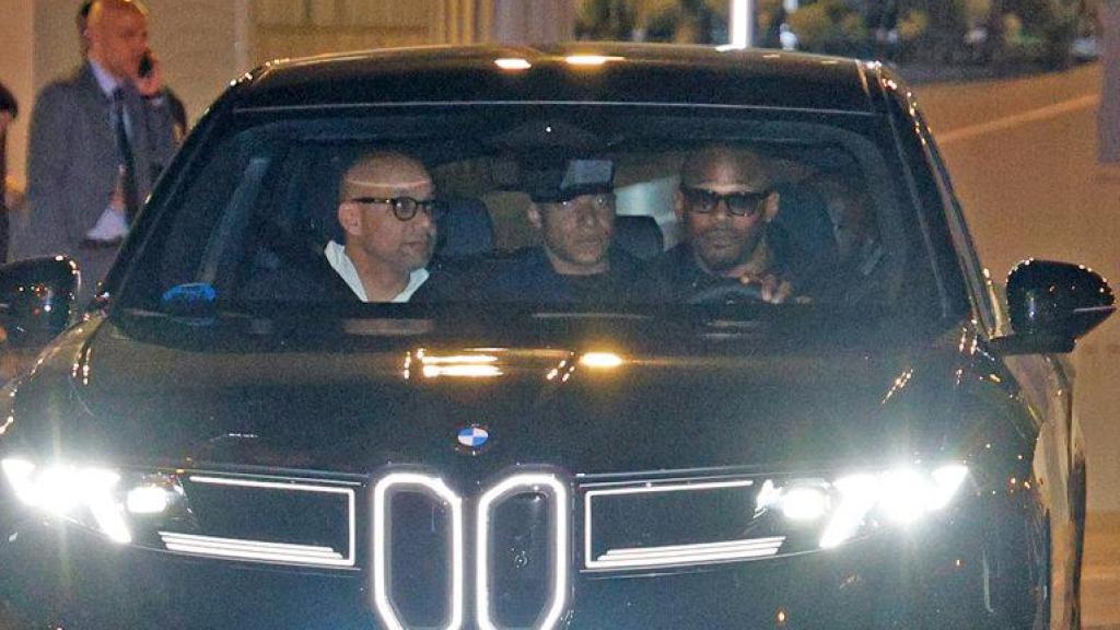 Mbappé saliendo del Bernabéu con sus amigos en coche.