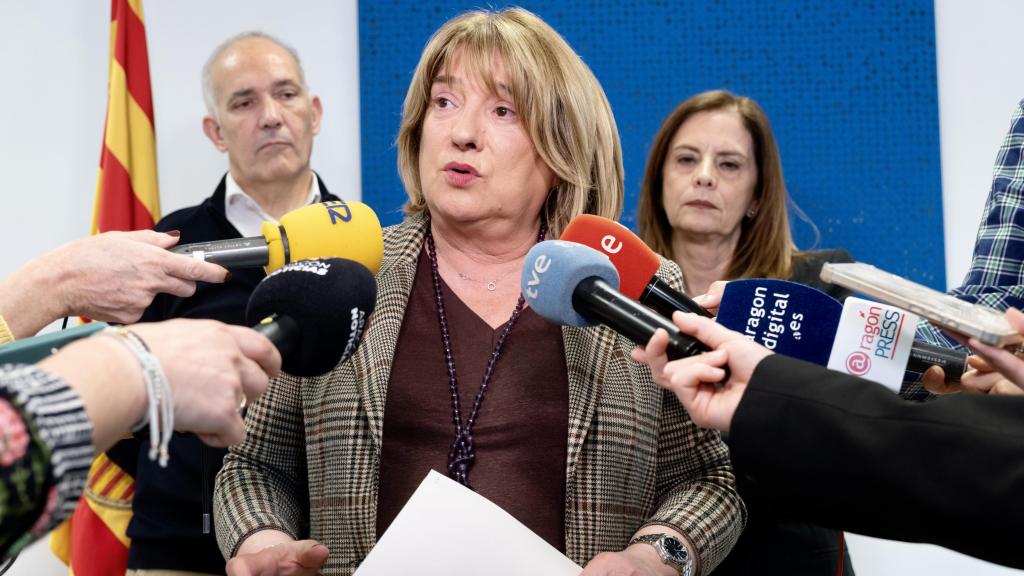 La consejera en funciones, junto al secretario general técnico y la directora de Política Educativa, atienden a los medios para explicar la orden que regula el uso de dispositivos digitales individuales en las aulas.