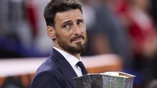Aduriz portando el trofeo de la Europa League.