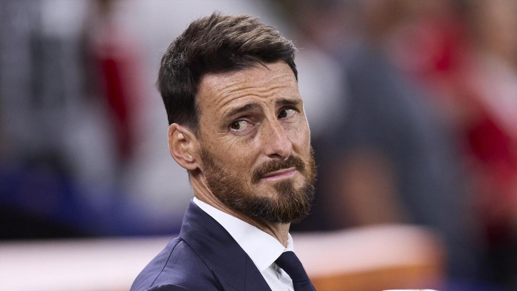 Aduriz cargando con el trofeo de la Europa League.