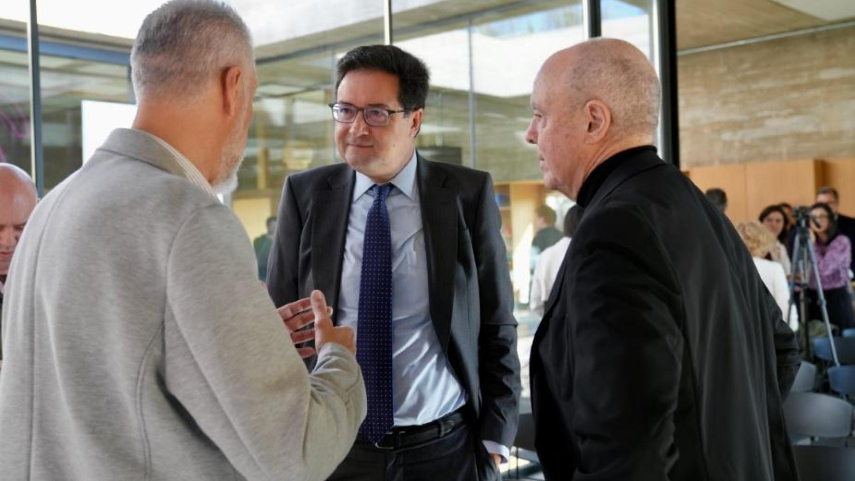 El ministro Óscar López con los impulsores de TuringDream.