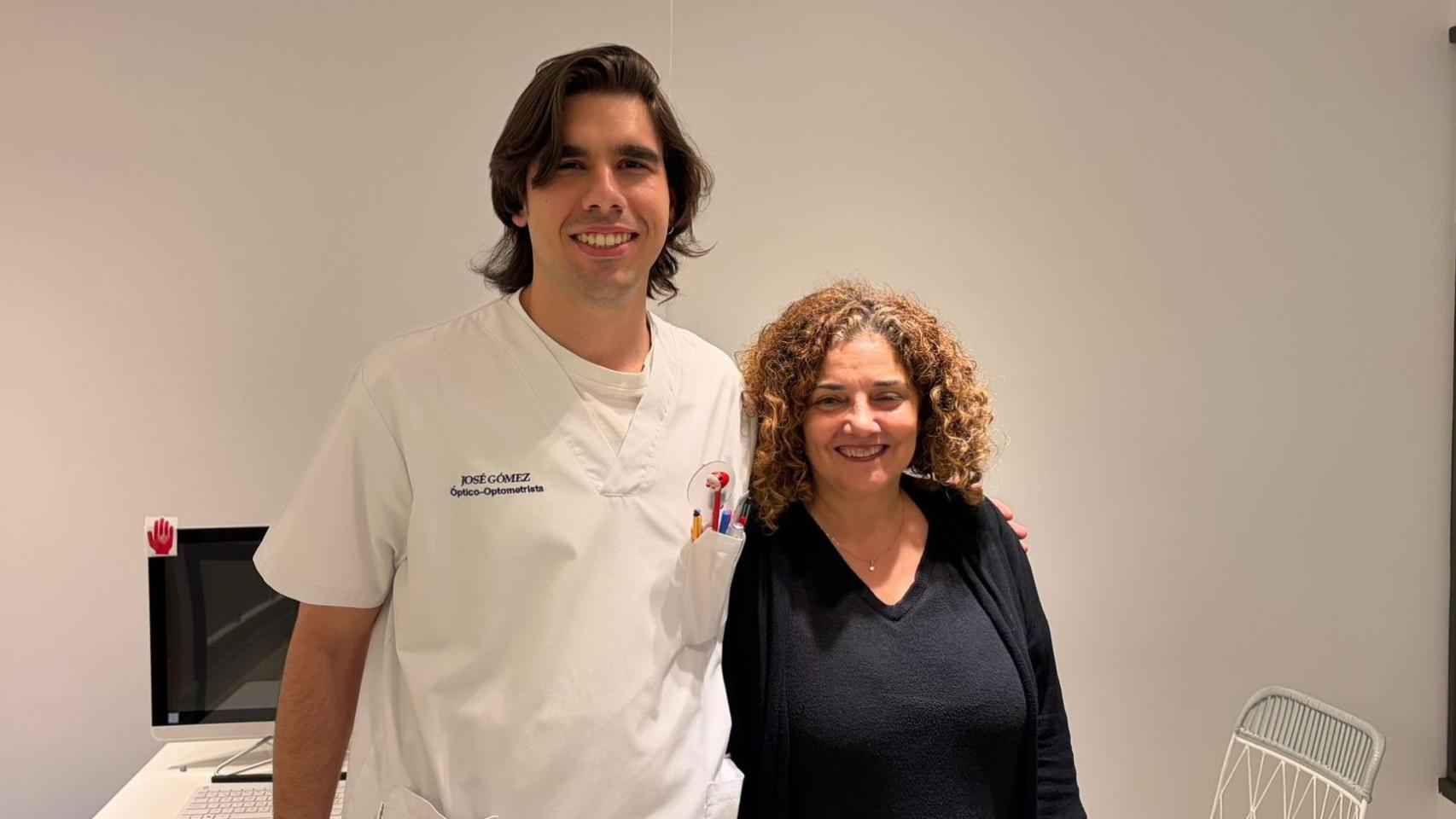 José M. Gómez González, óptico-optometrista en Zamora y María José Moro, la paciente
