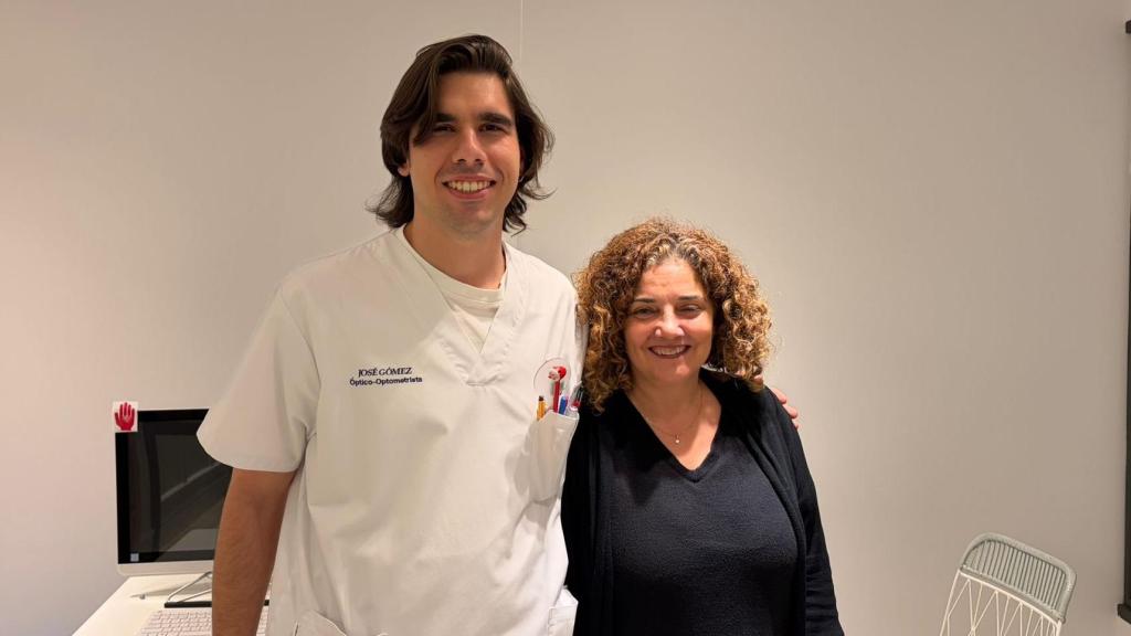 José M. Gómez González, óptico-optometrista en Zamora y María José Moro, la paciente