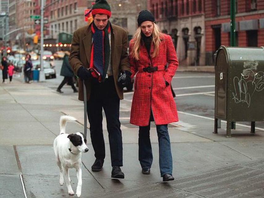 Una pareja en Nueva York saca a pasear a su perro.