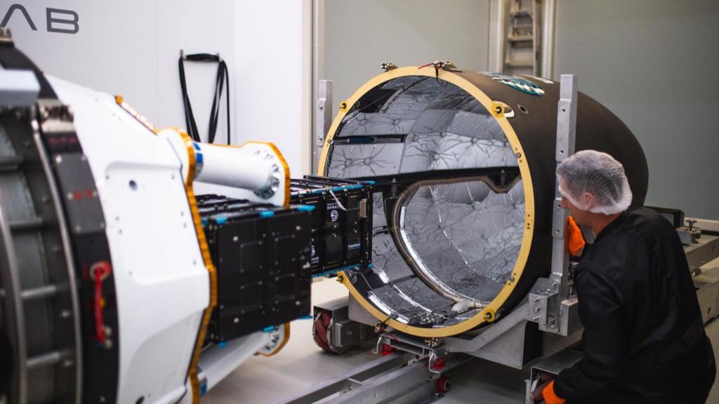 Los dos primeros satélites del programa Celeste introduciéndose en la cofia del lanzador Electron