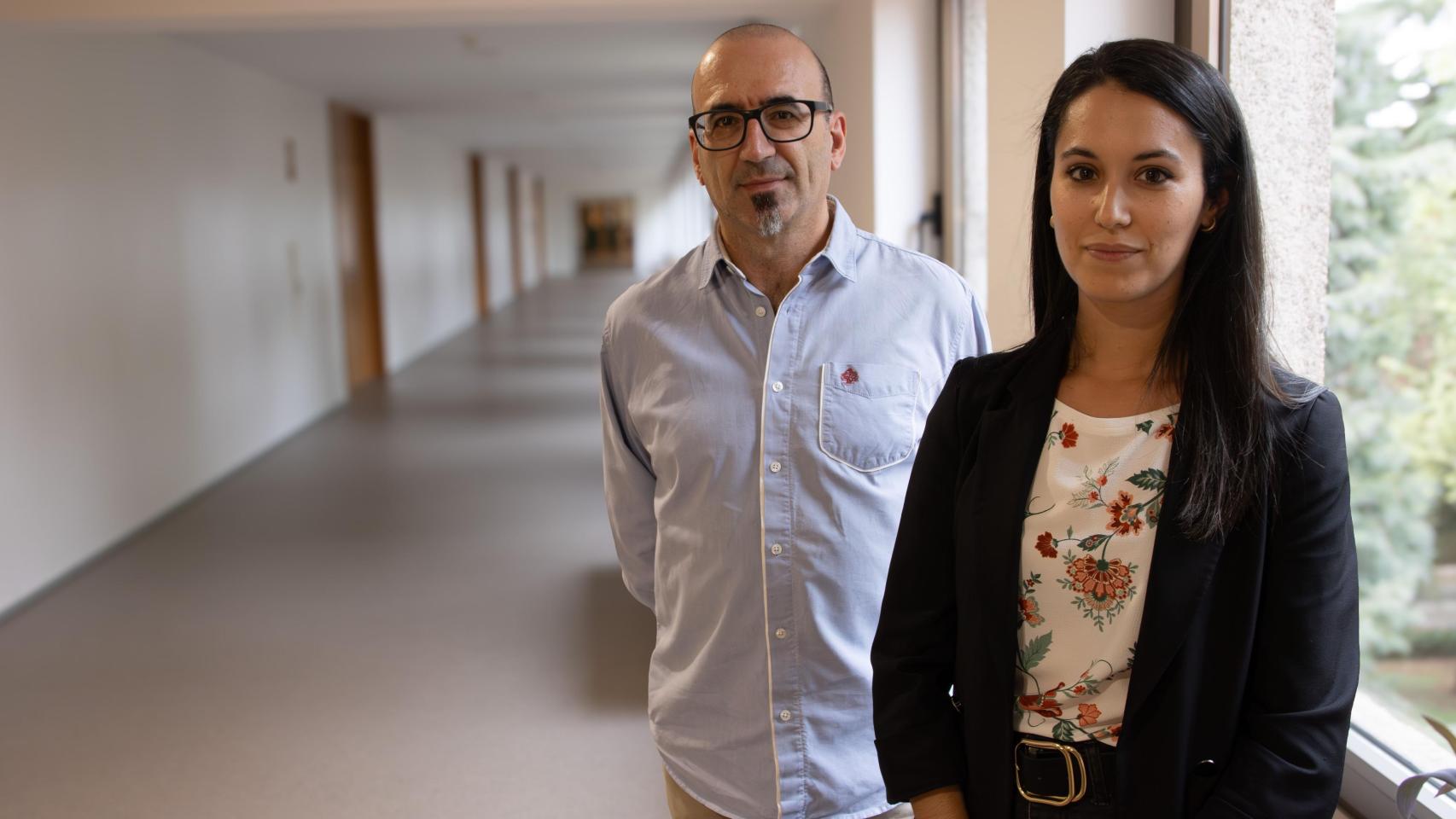 Jaume Masip, director del Grupo de Investigación Reconocido de la USAL 'Psicología Jurídica', y la investigadora Nuria Sánchez, en la Facultad de Psicología