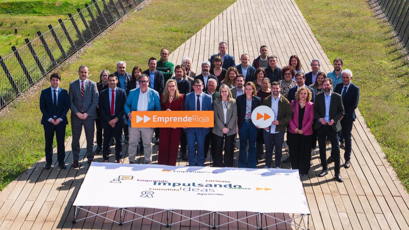 La consejera Belinda León, en el centro, rodeada de representantes de las entidades que forman este ecosistema de emprendimiento.