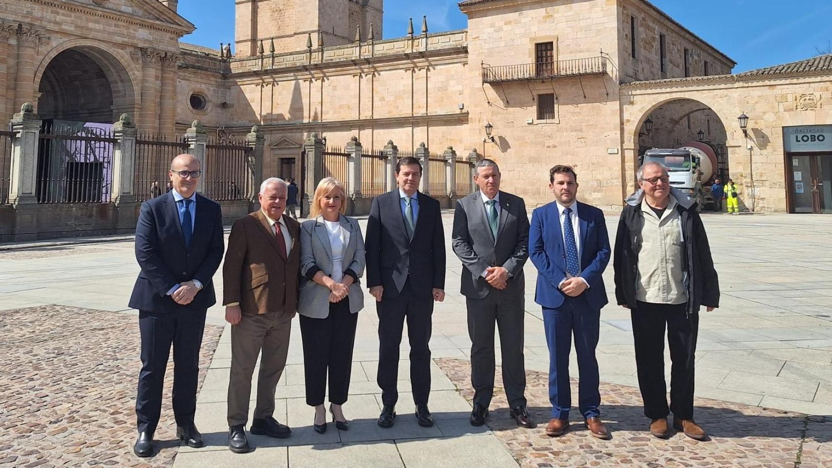 El presidente de la Junta en funciones, Alfonso Fernández Mañueco, durante su visita a la exposición Las Edades del Hombre, este lunes en Zamora