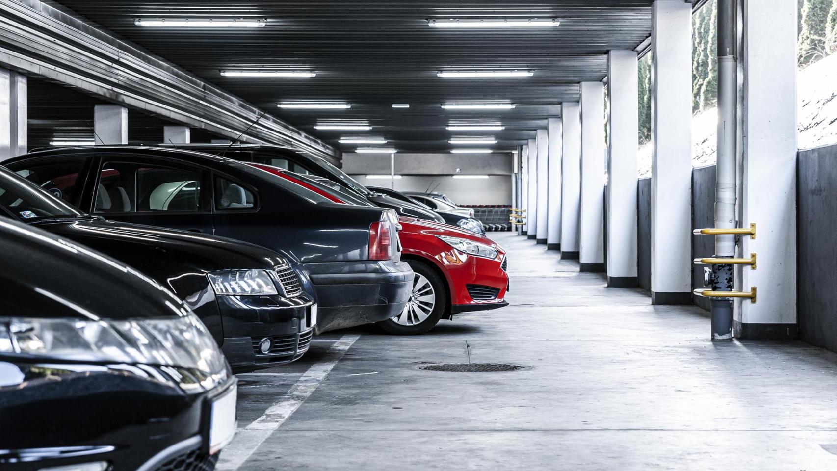 Un garaje con coches.