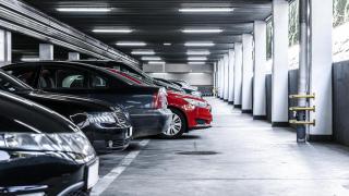Un garaje con coches.
