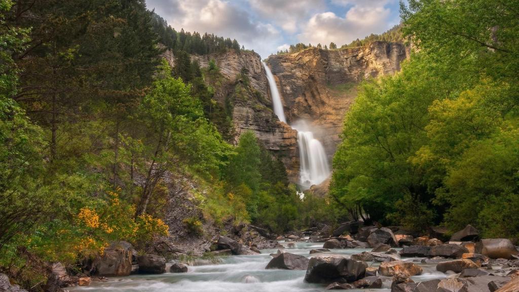 La Cascada de Sorrosal en Broto (Huesca, Aragón).