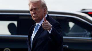 Donald Trump saluda a su llegada a West Palm Beach, Florida.