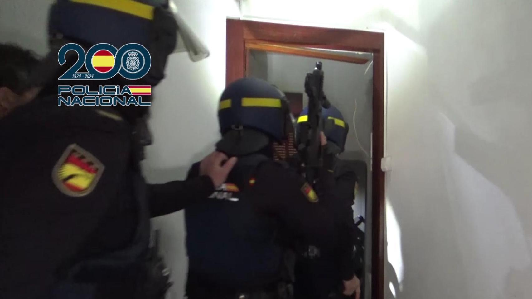 Agentes de la Policía Nacional entrando a uno de los pisos prostíbulos.