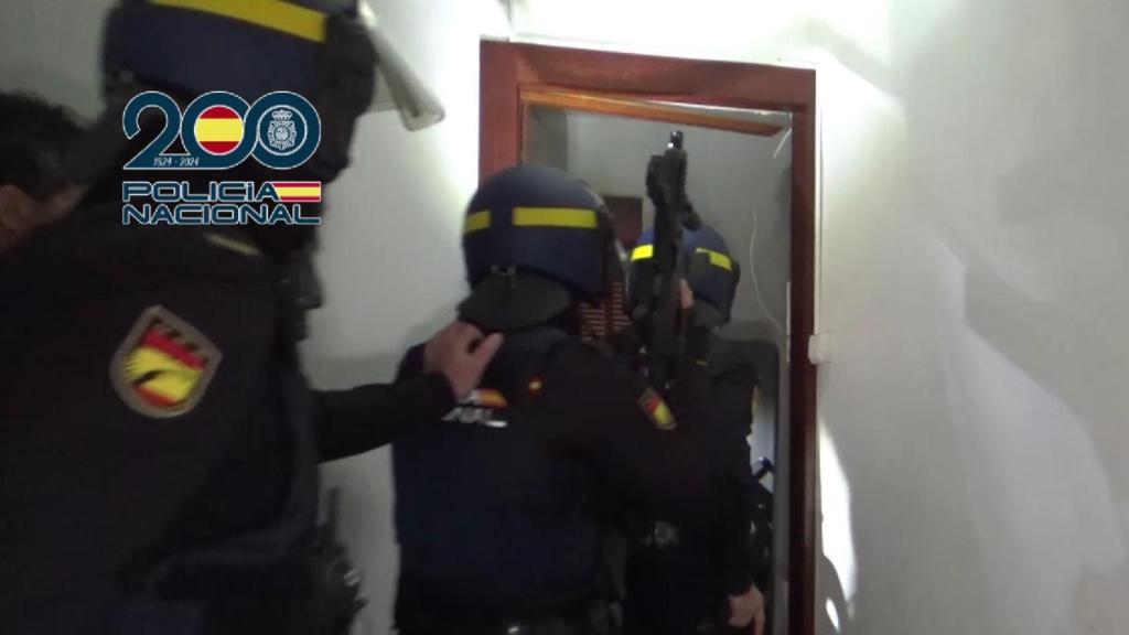Agentes de la Policía Nacional entrando a uno de los pisos prostíbulos.
