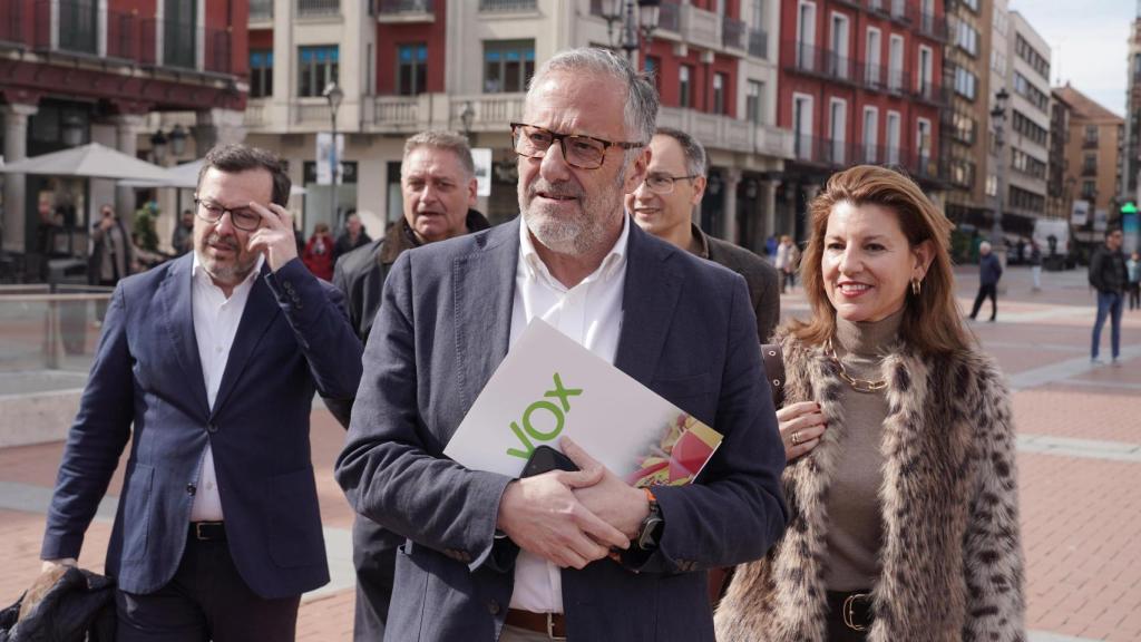 El candidato de Vox, Carlos Pollán, acompañado del portavoz del partido, José Antonio Fúster, durante un acto electoral en Valladolid el pasado 24 de febrero