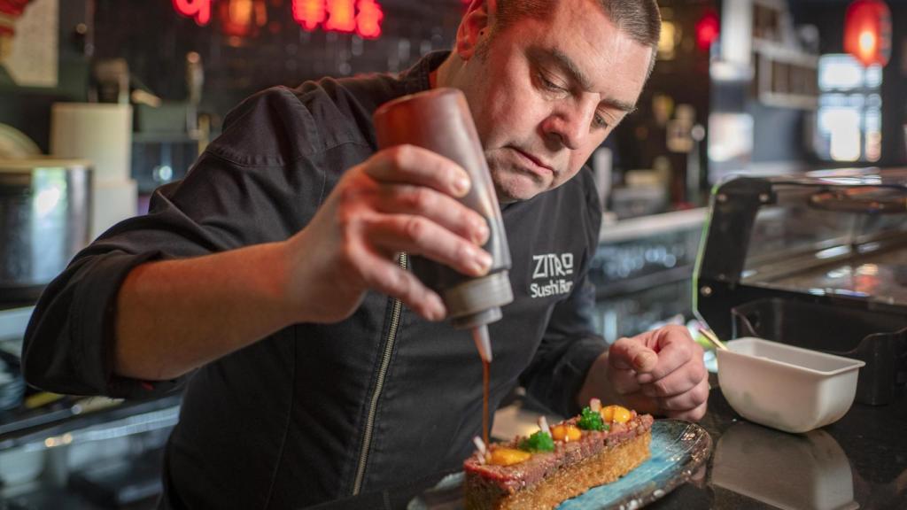 Rubén Ortiz termina un steak tartar en la barra de su restaurante asiático ‘Zitro’, en Tomelloso (Ciudad Real).