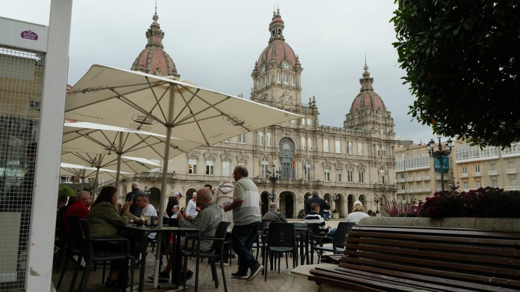 Una terraza con usuarios en la plaza de María Pita de A Coruña.