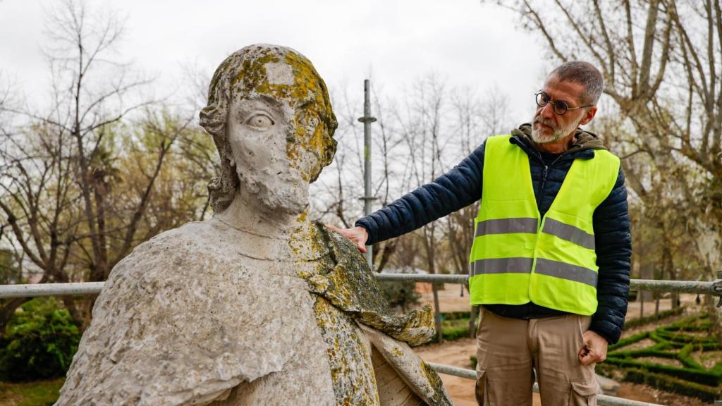 El restaurador Miguel Bonache muestra el contraste en la estatua de Alfonso VIII en proceso de restauración.