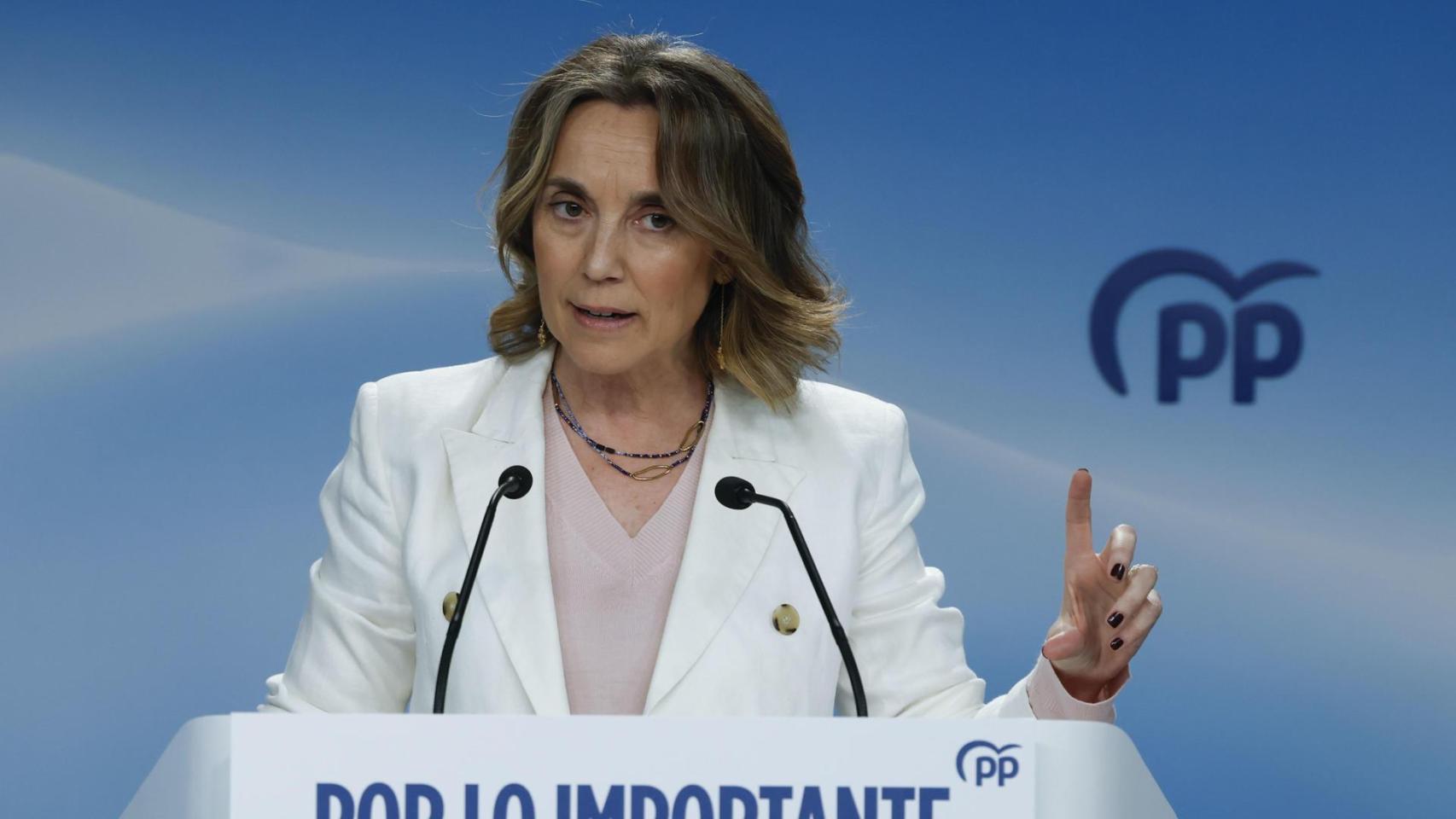 La vicesecretaria de Regeneración Institucional del PP, Cuca Gamarra, durante la rueda de prensa de este lunes.