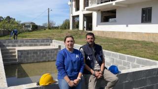Sonia Vieites y Germán Herretes, socios de Auxua, en la reforma de una casa.