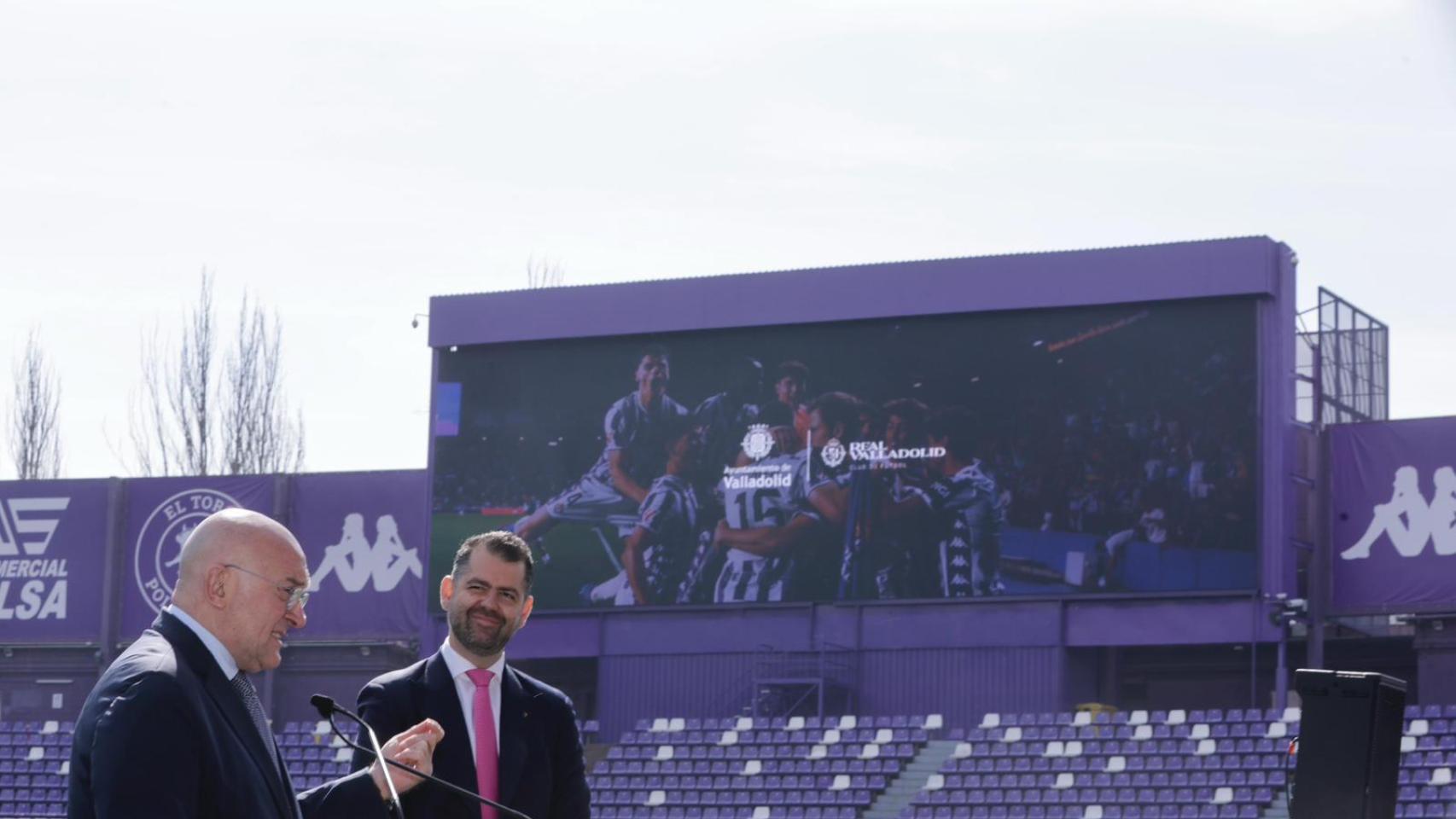 Protocolo firmado a pie de campo por el alcalde, Jesús Julio Carnero, y el copresidente del Real Valladolid Club de Fútbol S.A.D, Gabriel Solares,