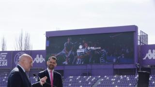 Protocolo firmado a pie de campo por el alcalde, Jesús Julio Carnero, y el copresidente del Real Valladolid Club de Fútbol S.A.D, Gabriel Solares,