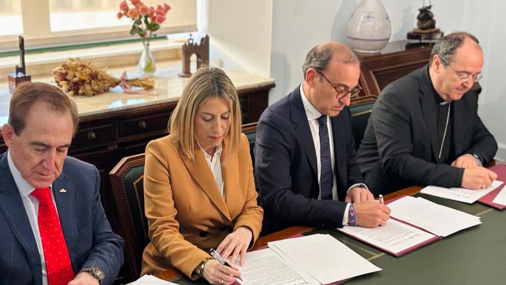 Firma del protocolo para convertir a Cáceres en la sede de la Red Ibérica de la Fundación Mapfre.