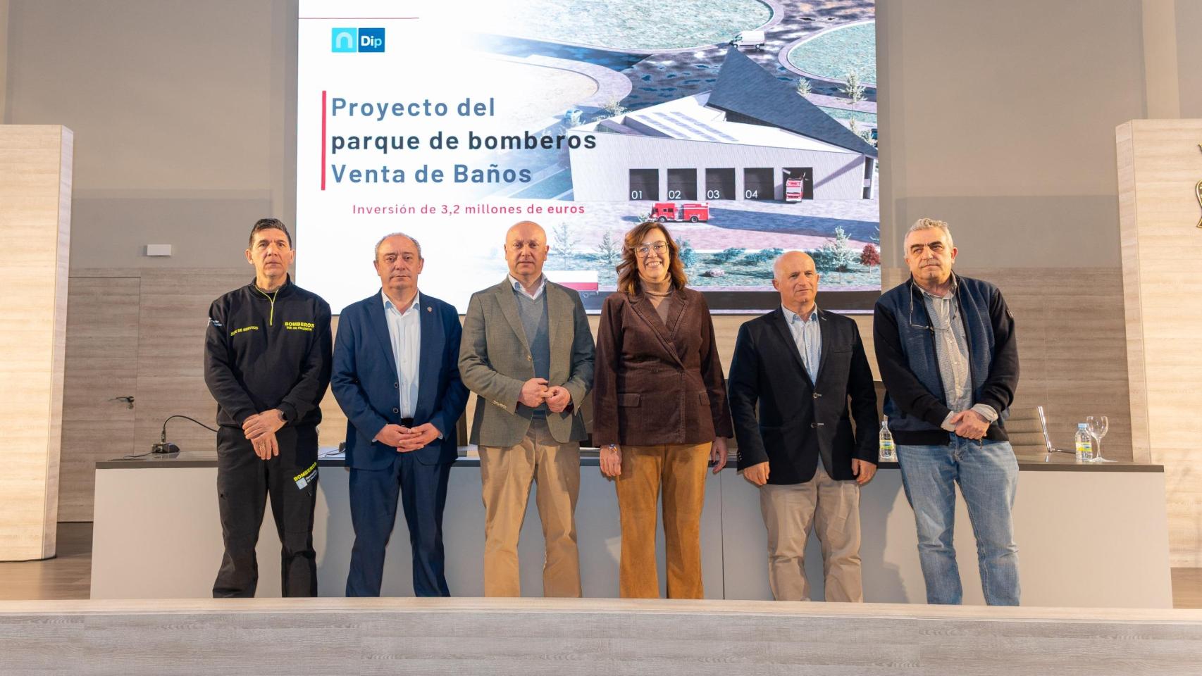 La presidenta de la Institución, Ángeles Armisén, junto al vicepresidente segundo y diputado de Acción Territorial, Urbano Alonso y los diputados del área y del servicio Protección Civil y Extinción de Incendios, Luis Calderón y Jesús Tapia, respectivamente, ha presentado este proyecto