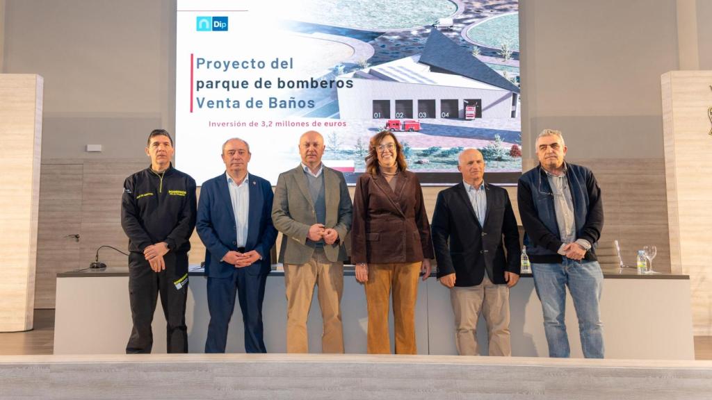 La presidenta de la Institución, Ángeles Armisén, junto al vicepresidente segundo y diputado de Acción Territorial, Urbano Alonso y los diputados del área y del servicio Protección Civil y Extinción de Incendios, Luis Calderón y Jesús Tapia, respectivamente, ha presentado este proyecto