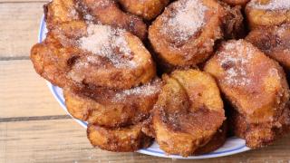 Un plato con torrijas